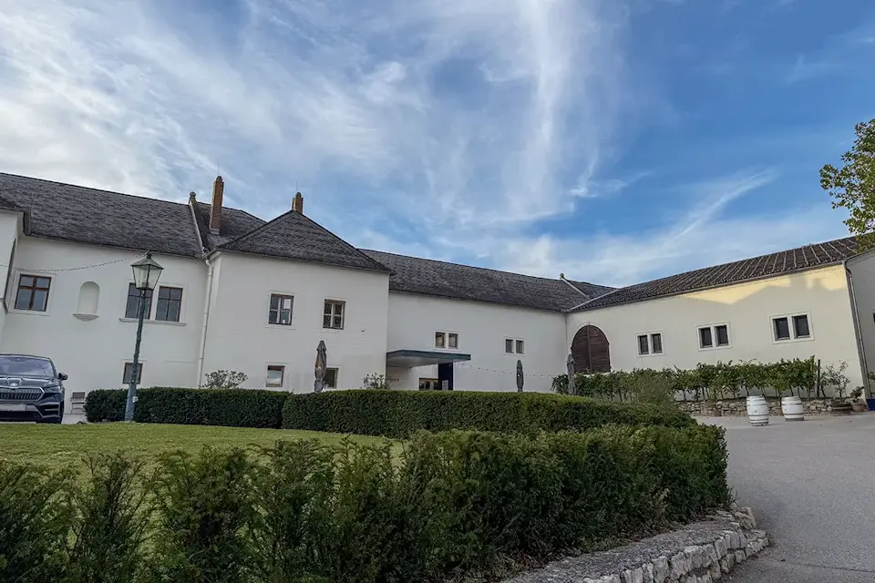 Das Hauptgebäude des Weinguts Freigut Thallern, der exklusiven Schulungslocation für das LYYNX MLP-Training.