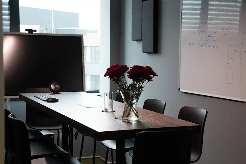 Moderner Meetingraum für die partnerschaftliche Zusammenarbeit im LYYNX Büro.