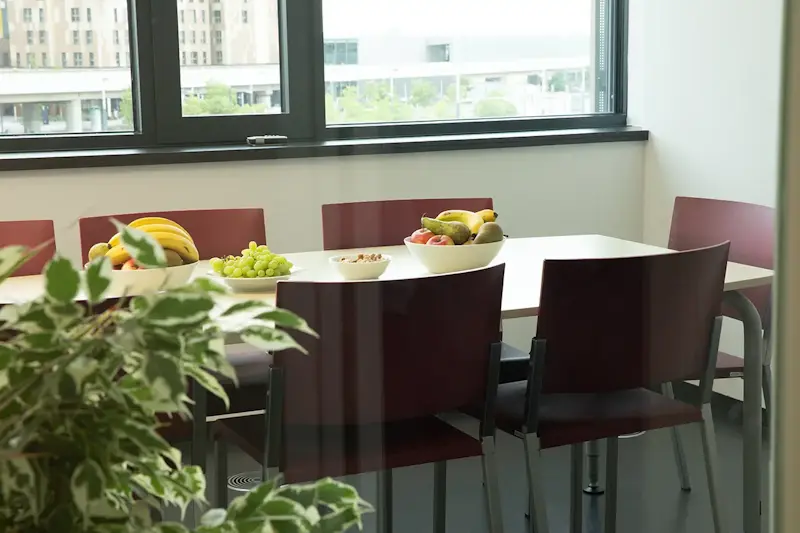 Heller, moderner Pausenraum für das LYYNX-Team im Technologiezentrum Seestadt.
